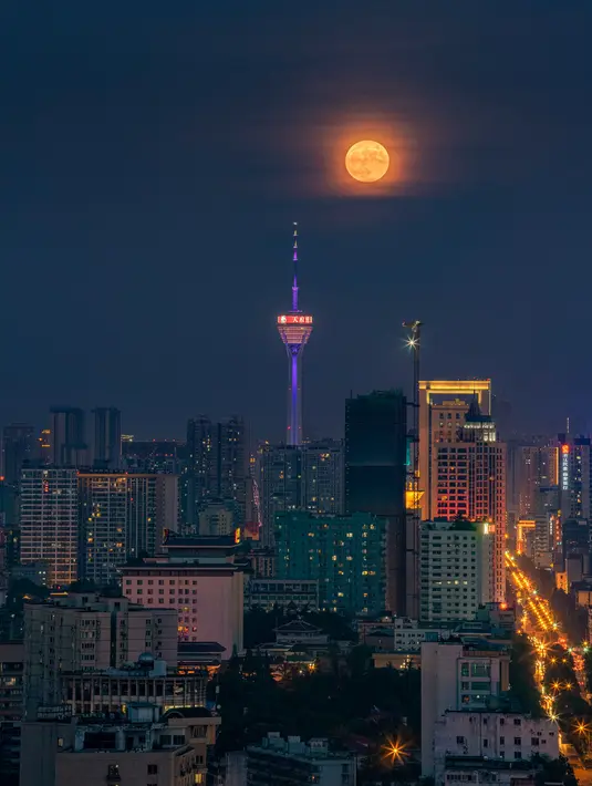 Foto yang diabadikan pada 3 Agustus 2020 ini menunjukkan penampakan bulan purnama di Chengdu, Provinsi Sichuan, China barat daya. Bulan purnama itu muncul pada Senin (3/8), yang merupakan hari ke-14 di bulan keenam dalam kalender lunar China. (Xinhua)