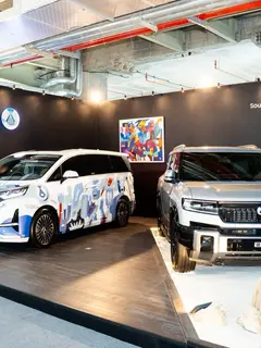Intip kreasi seni apik di atas mobil yang curi perhatian di gelaran ArtMoments 2026 (Denza)