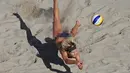 Atlet Voli Pantai asal Brasil, Laura Ludwig berusaha mengambil bola saat berlaga di Olimpiade Rio 2016, Brasil pada 13 Agustus 2016. (REUTERS / Adrees Latif)