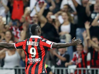 Pemain Nice, Mario Balotelli merayakan golnya saat melawan Olympique de Marseille pada lanjutan Ligue 1 Prancis di "Allianz Riviera" stadium, (12/9/2016) dini hari WIB. Nice menang 3-2. (AFP/ Valery Hache)