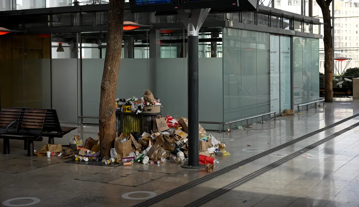 Gerakan pemogokan juga mempengaruhi stasiun metro Régie des Transports de Marseille. (AFP/Nicolas Tucat)