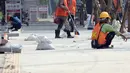 Sejumlah pekerja melakukan pengerjaan tahap akhir renovasi trotoar di sekitar Jalan Gerbang Pemuda, Senayan, Jakarta, Selasa (29/5). Renovasi sebagai bagian persiapan pelaksanaan Asian Games 2018. (Liputan6.com/Helmi Fithriansyah)