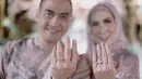 Prosesi lamaran keduanya berlangsung dengan penuh khidmat dan Syahdu. Keduanya memamerkan cincin pertunangan dengan nama masing-masing. (Instagram/maknafoto).