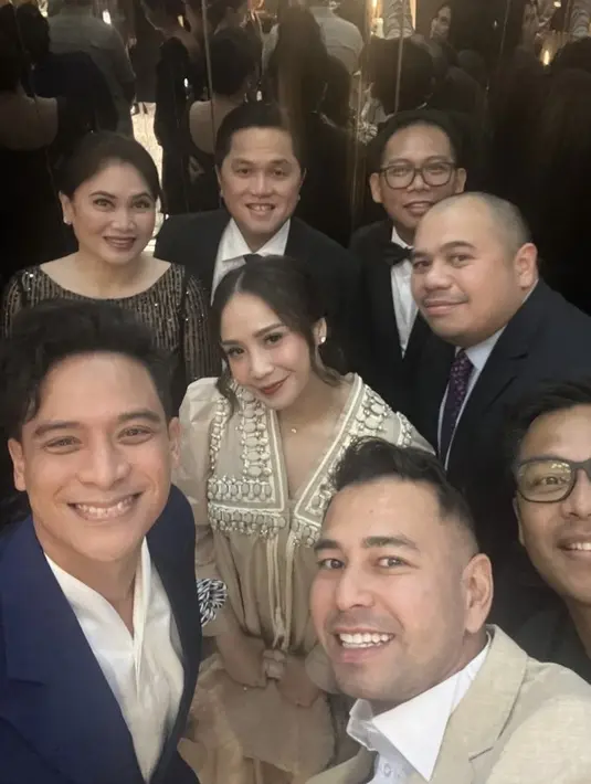 Nagita tampil dengan dress beige berlengan pump panjang dengan detail mute di kerah v necknya. Menurut fanpage_nagitaslavina,  dress tersebut dari brand Biyan seharga Rp32 jutaan. @raffinagita1717