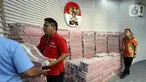 Petugas mengangkut uang dari tumpukan sebesar Rp 300 miliar yang dipamerkan di gedung Merah Putih Komisi Pemberantasan Korupsi (KPK), Jakarta, Kamis (20/11/2025). Komisi Pemberantasan Korupsi (KPK) memamerkan uang tunai sebesar Rp 300 miliar. (Liputan6.com/Helmi Fithriansyah)