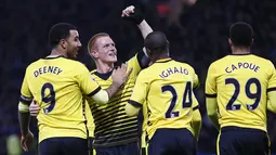 Para pemain Watford merayakan gol bunuh diri yang dicetak Aleksandar Kolarov ke gawang Manchester City pada lanjutan Liga Premier Inggris di Stadion Vicarage Road, Inggris, Minggu (3/1/2016) dini hari WIB. (Reuters/Stefan Wermuth)
