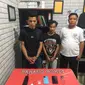 Dua pelaku (kiri dan tengah) diamankan polisi dengan barang bukti sabu 10,80 gram. (Liputan6.com/Polres Paser)