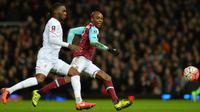 Striker Liverpool, Cristian Benteke (kiri), saat berebut bola dengan bek West Ham United, Angelo Ogbonna, pada partai replay putaran keempat Piala FA, di Stadion Boleyn Ground, Selasa atau Rabu (10/2/2016) dini hari WIB. (AFP/Glyn Kirk).