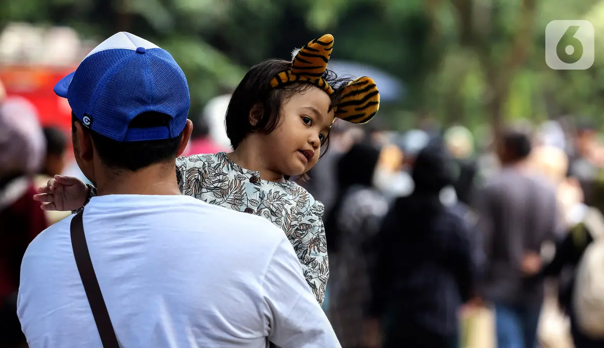 Bambang menerangkan jumlah pengunjung itu dibagi dua kategori yakni yang membeli tiket secara online sebanyak 9.770 orang dan offline sebanyak 3.318 orang. (Liputan6.com/Johan Tallo)