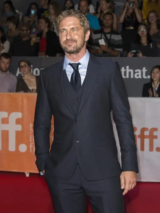 Ketika syuting film ‘Chasing Mavericks’ tahun 2011, Gerard Butler yang berperan sebagai seorang peselancar sempat terseret ombak. Ia sempat dirawat di rumah sakit. (Bintang/EPA)