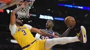 Pebasket New York Knicks, Julius Randle, memasukkan bola saat melawan Los Angeles Lakers pada laga NBA di Staples Center, Rabu (8/1/2020). LA Lakers  menang 117-87 atas Knicks. (AP/Mark J. Terrill)