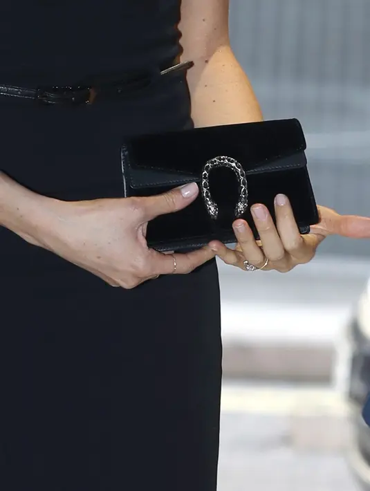 Meghan Markle memegang tas kecilnya saat menghadiri Commonwealth Heads of Government Meeting di London (19/4). Tas berwarna hitam merk Gucci ini diperkirakan seharga 830 dollar AS atau sekitar Rp 11 juta.  (Chris Jackson/Pool Photo via AP)
