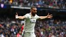 Selebrasi Karim Benzema pada laga lanjutan La Liga di pekan ke-33 yang berlangsung di Stadion Santiago Bernabeu, Madrid Minggu (21/4). Real Madrid menang 3-0 atas Bilbao. (AFP/Gabriel Bouys)