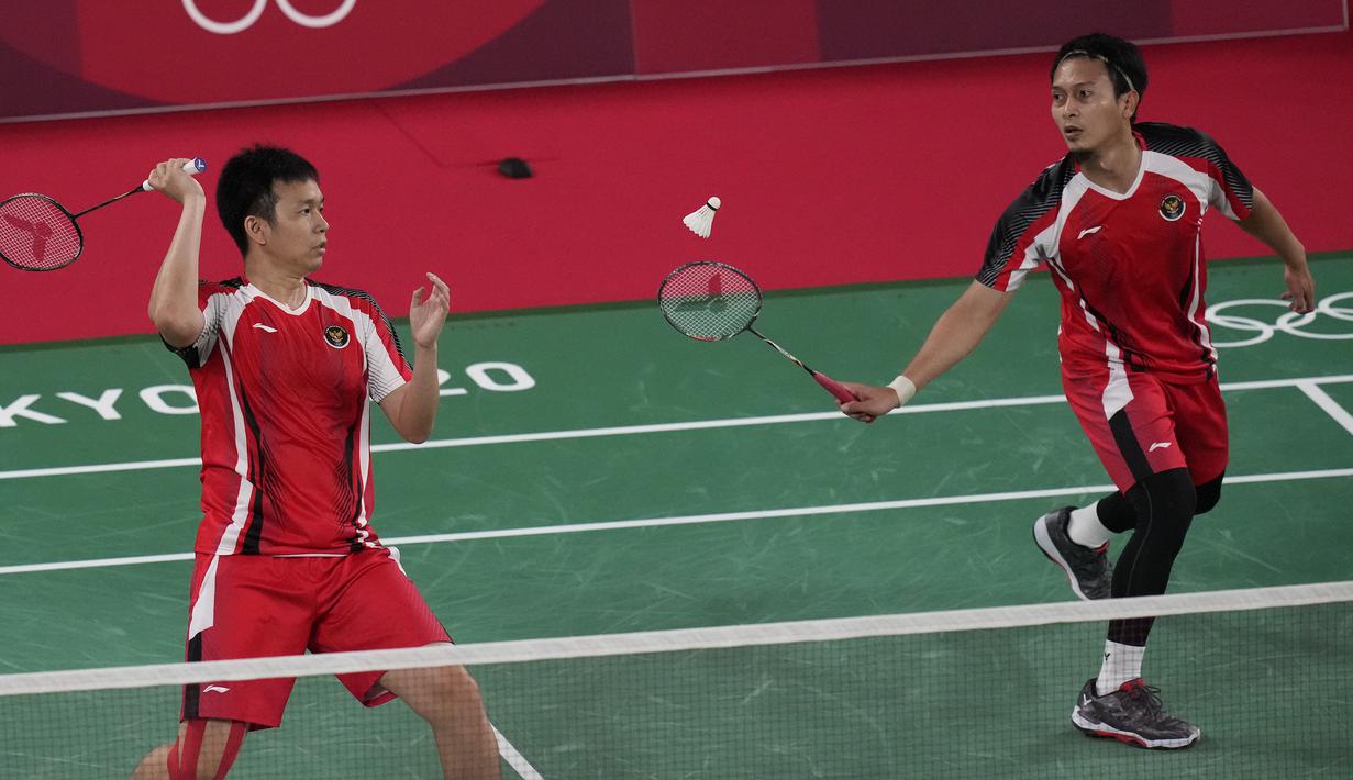 Sejak awal gim pertama, Hendra Setiawan/Mohammad Ahsan langsung tancap gas hingga unggul 11-5 di interval gim pertama. Dengan kombinasi pukulan yang beragam, mereka mampu membongkar pertahanan ganda Kanada hingga sukses menutup gim pertama 21-12. (Foto: AP/Markus Schreiber)