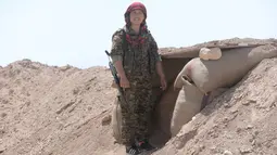 Prajurit perempuan Yazidi dari Unit Perlawanan Sinjar (YBS) berjaga di pos penjagaan di wilayah Pegunungan Sinjar, Irak (6/6). (Reuters/Stringer)