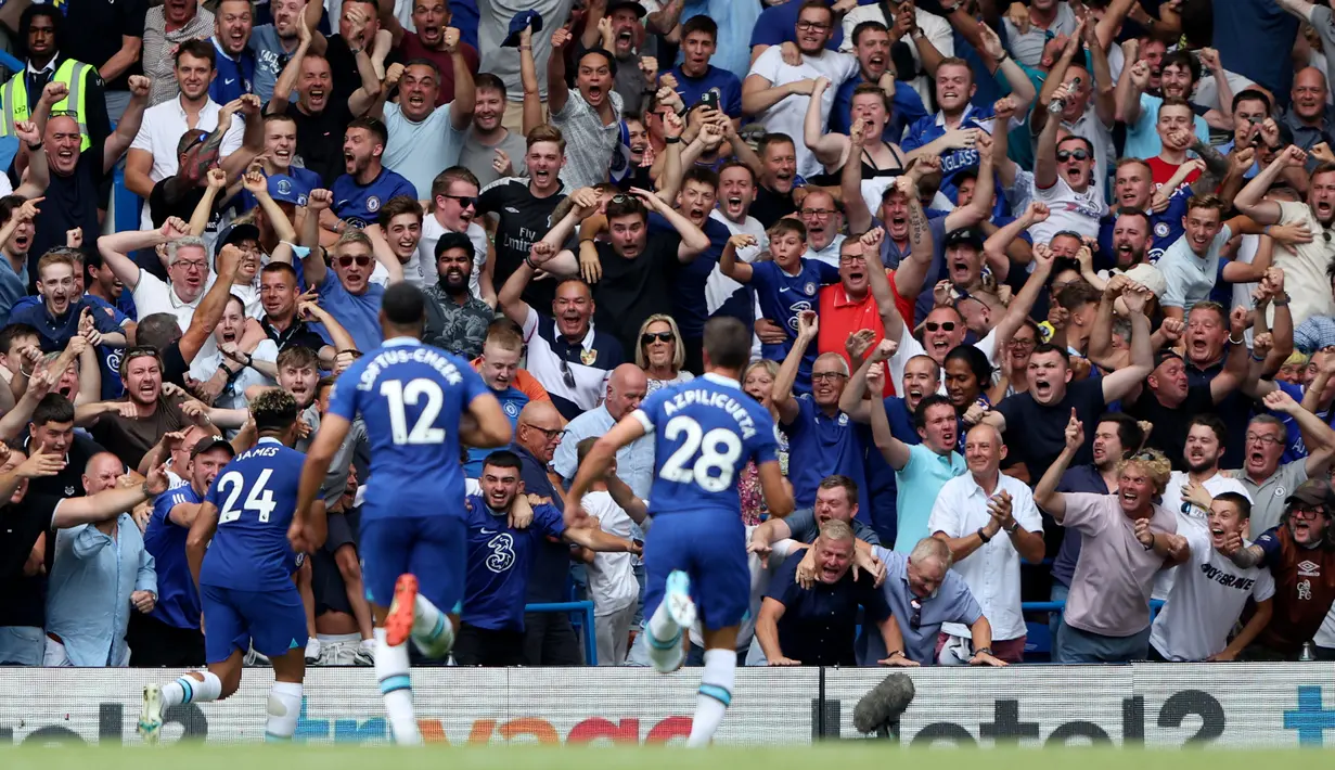 Pemain Chelsea Reece James (kiri) melakukan selebrasi dengan rekan setimnya usai mencetak gol gawang Tottenham Hotspur pada pertandingan sepak bola Liga Inggris di Stadion Stamford Bridge, London, Inggris, 14 Agustus 2022. Pertandingan berakhir imbang 2-2. (AP Photo/Ian Walton)