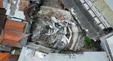 Foto udara menunjukkan reruntuhan bangunan musala yang runtuh di kompleks pesantren di Sidoarjo, Jawa Timur, Indonesia, Selasa, 30 September 2025. (AP Photo/Trisnadi)