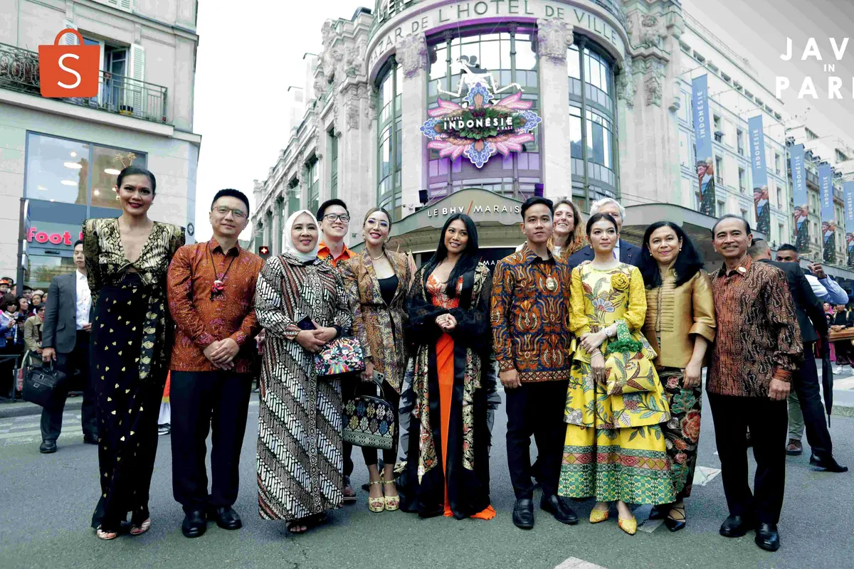 Selvi Ananda Mengenakan Batik Modern saat Dampingi Gibran Rakabuming Raka