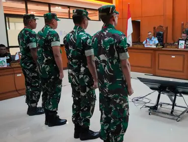 Empat oknum Tentara Nasional Indonesia (TNI), Sami Lakka, Nandala Dwi Prasetya, Budhi Hariyanto Widhi Cahyono, dan Edi Sudarko (kiri ke kanan), terdakwa penyerangan cairan asam terhadap aktivis Hak Asasi Manusia, Andrie Yunus, berdiri tegak saat persidangan mereka di Pengadilan Militer II-08 Jakarta, Rabu 29 April 2026. Sidang perdana kasus penyerangan penyiraman air keras terhadap aktivis Hak Asasi Manusia (HAM) dan Wakil Koordinator KontraS, Andrie Yunus, resmi digelar di Pengadilan Militer II-08 Jakarta, Cakung, Jakarta Timur, pada Rabu 29 April 2026. (AP Photo/Tatan Syuflana)