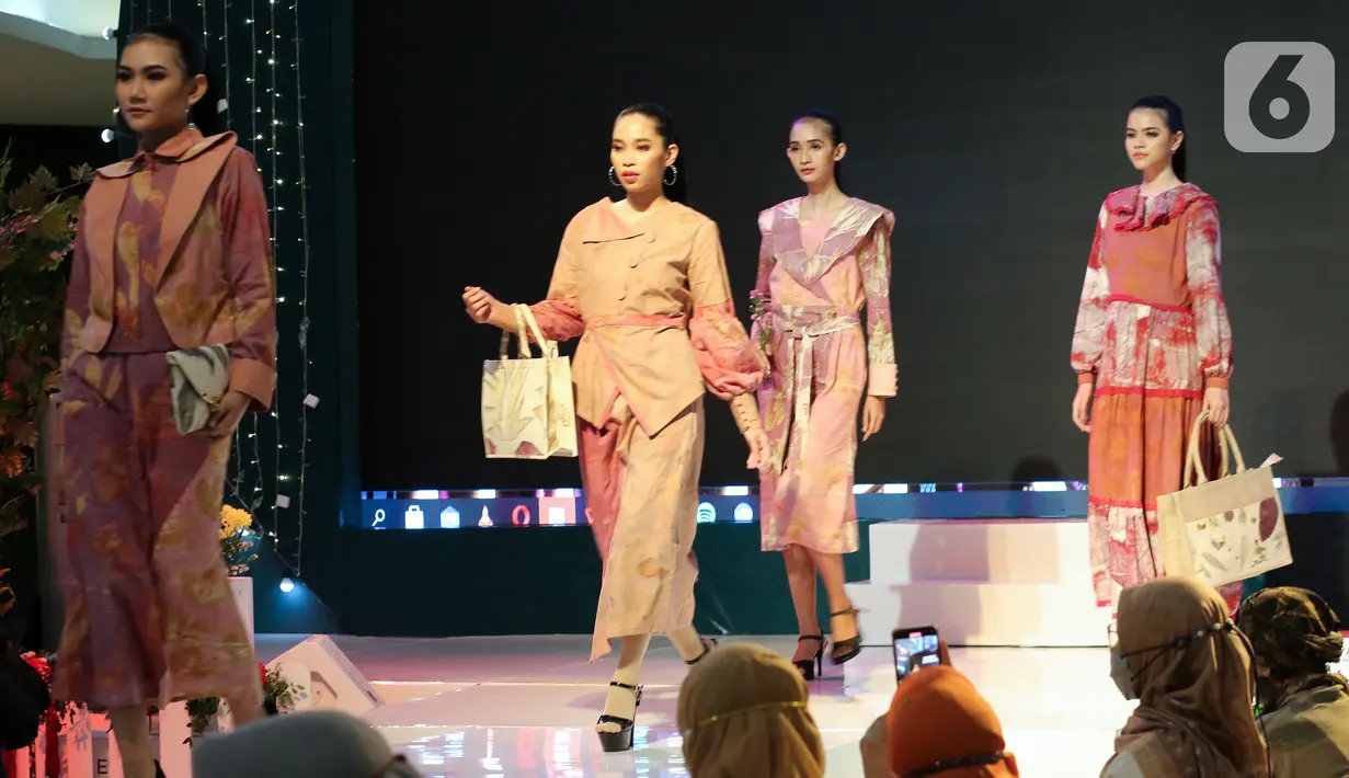 Model berjalan di catwalk pada Ecoprint Fashion Week 2022 di The Plaza Semanggi, Jakarta, Rabu (06/4/2022). Kegiatan yang sejalan dengan komitmen Lippo Malls Indonesia (LMI) mendukung UMKM kembali berkreasi dengan produk unggulan yang berfokus pada kelestarian lingkungan. (Liputan6.com/Fery Pradolo)