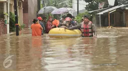 Petugas melakukan evakuasi dengan perahu karet di Cipinang Melayu, Jakarta Timur, Senin (20/2). Sebanyak 285 warga diungsikan akibat banjir setinggi 1 meter. (Liputan6.com/Yoppy Renato)