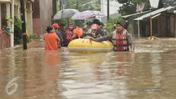 Petugas melakukan evakuasi dengan perahu karet di Cipinang Melayu, Jakarta Timur, Senin (20/2). Sebanyak 285 warga diungsikan akibat banjir setinggi 1 meter. (Liputan6.com/Yoppy Renato)