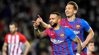 Penyerang Barcelona Memphis Depay berselebrasi setelah mencetak gol ke gawang Athletic Bilbao pada laga Liga Spanyol di Camp Nou, Senin (28/2/2021) dini hari WIB. (foto: Pau BARRENA / AFP)