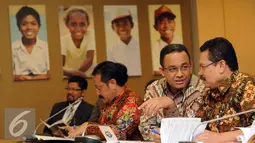 Mendikbud, Anies Baswedan (kedua kanan) berbincang dengan Sekjen Kemendikbud, Didik Suhardi di Gedung Kemendikbud, Jakarta, Kamis (8/10/2015). Anies memberikan beberapa pernyataan seputar 50 thn SEAMEO. (Liputan6.com/Helmi Fithriansyah)
