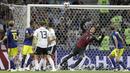 Kiper Swedia, Robin Olsen, gagal mengamankan tendangan gelandang Jerman, Toni Kroos, pada laga grup F Piala Dunia di Stadion Fisht, Sochi, Sabtu (23/6/2018). Gol injury time dirinya beri kemenangan untuk Jerman. (AP/Michael Probst)