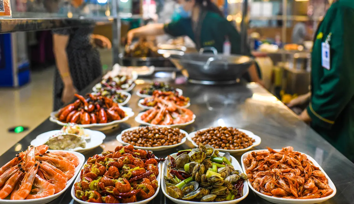 Foto yang diabadikan pada 16 Mei 2020 ini memperlihatkan beragam hidangan di sebuah pasar malam di Hotan, Daerah Otonom Uighur Xinjiang, China barat laut. Seiring cuaca mulai menghangat, aktivitas pariwisata lokal pun perlahan kembali pulih. (Xinhua/Wang Fei)