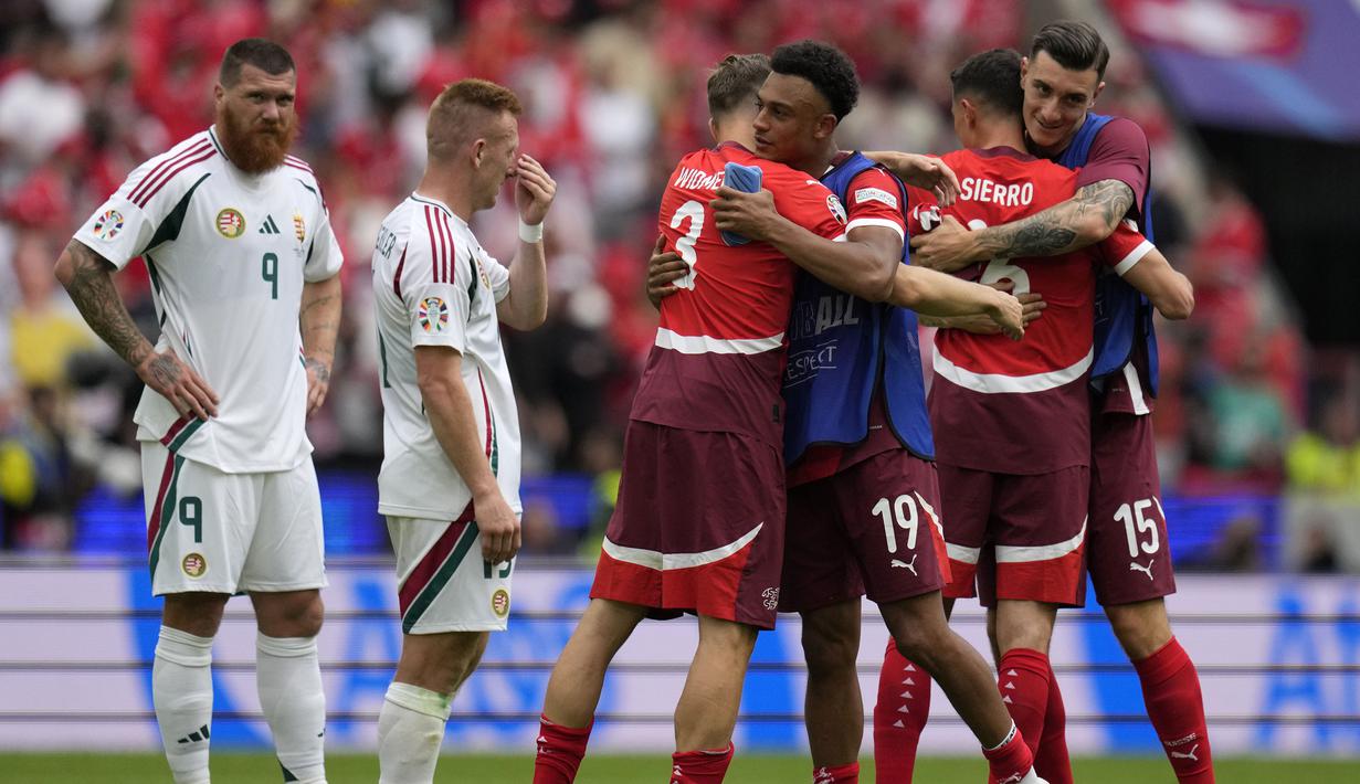 Para pemain Timnas Swiss merayakan kemenangan 3-1 di depan dua pemain Timnas Hungaria setelah berakhirnya laga Grup A Euro 2024 di RheinEnergie Stadium, Cologne, Jerman, Sabtu (15/6/2024). (AP Photo/Themba Hadebe)