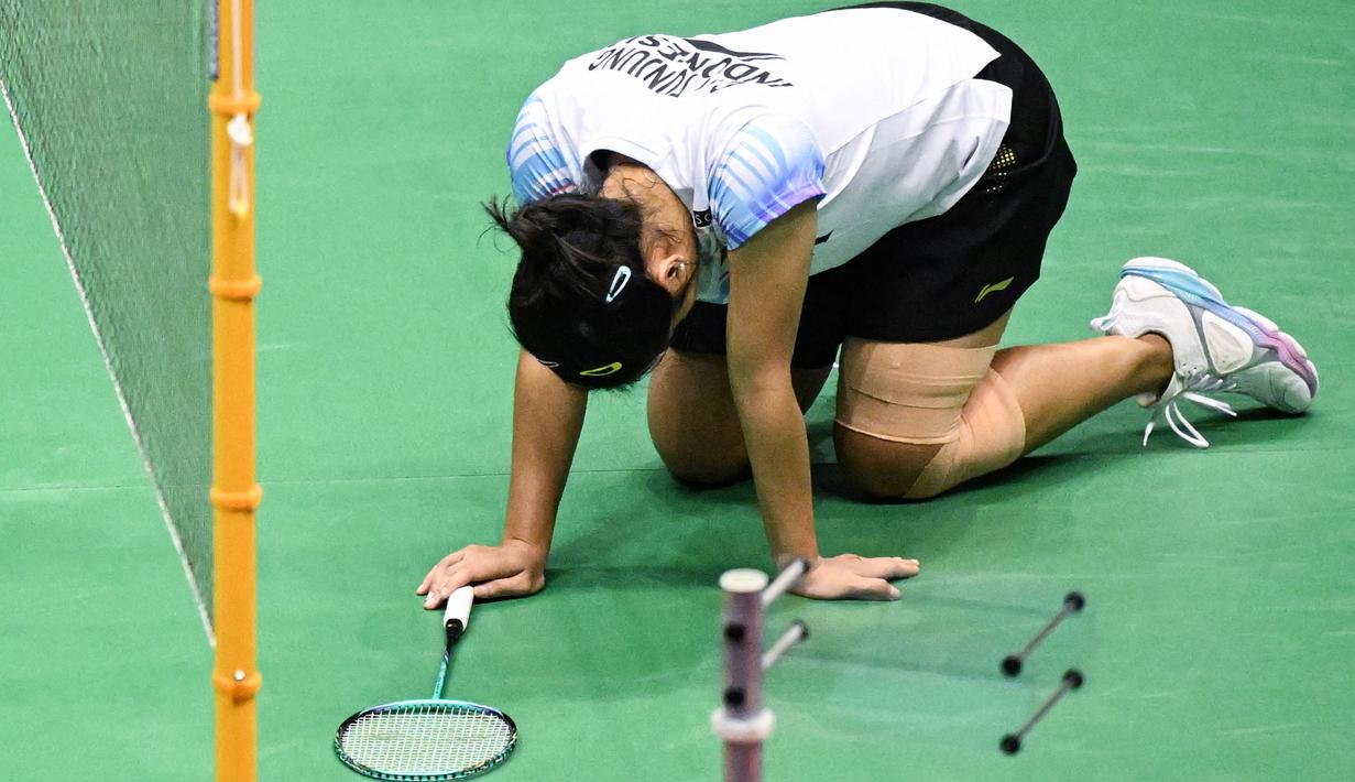 Pebulu tangkis tunggal putri Indonesia, Gregoria Mariska Tunjung tertunduk setelah kalah dari pebulu tangkis tunggal putri Jepang, Akane Yamaguchi pada laga semifinal Hong Kong Open 2023 di Hong Kong Coliseum, Sabtu (17/9/2023). Jorji kalah dengan skor 17-21,25-23, dan 18-21. (AFP/Peter Parks)