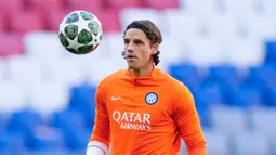 Kiper Inter Milan, Yann Sommer, saat sesi latihan jelang laga melawan PSG pada partai final Liga Champions di Stadion di Allianz Arena, Munchen. (AP Photo/Matthias Schrader)