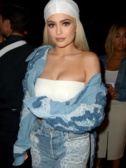 Di usianya yang terbilang muda, pertanyaan yang dilontarkan King cukup mencengangkan. Pasalnya sambil bertanya pada Kylie, King juga mengeluarkan pandangannya soal seorang adik yang akan lahir. (AFP/Bintang.com)