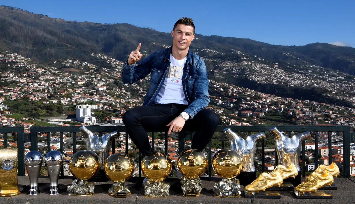 Bintang Real Madrid, Cristiano Ronaldo memamerkan trofi-trofi individu di kampung halamannya Kepulauan Madeira, Portugal, 1 Januari 2018. Ronaldo memamerkan total sekitar 15 trofi individual yang ia raih sebagai pemain terbaik. (Handout/CR7 Media/AFP)