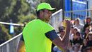 Petenis Kroasia, Ivo Karlovic berselebrasi setelah mengalahkan Yuichi Sugita (Jepang) di babak kedua Australia Terbuka 2018, Rabu (17/1). Durasi pertandingan Karlovic dan Yuichi menjadi rekor terpanjang di turnamen ini, 4 jam dan 33 menit (SAEED KHAN/AFP)