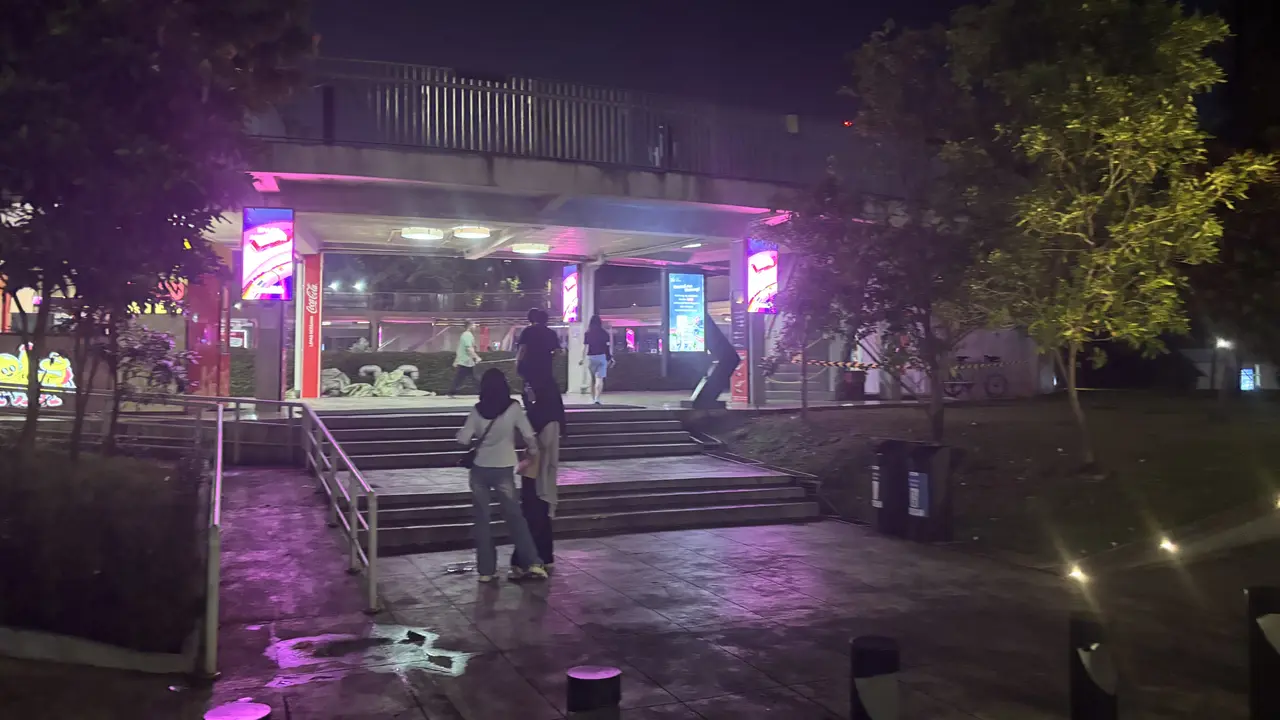 Taman Literasi Martha Christina Tiahahu menyajikan suasana berbeda ketika buka 24 jam. (Liputan6.com/Ady Anugrahadi)