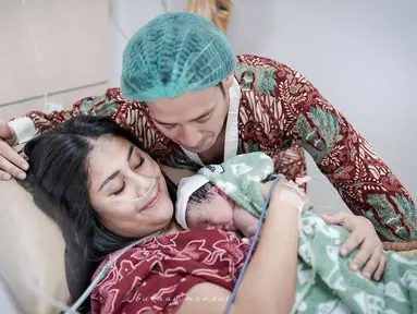 Gya Sadiqah melahirkan anak kedua di Rumah Sakit Bunda Jakarta pada 2 September 2022. Istri Tarra Budiman mengabarkan bayi berjenis kelamin perempuan itu dinamai Kayma Jayna Agyra. “Alhamdulillah.. telah lahir putri kedua kami: Kayma Jayna Agyra, 2 September 2022. Terima kasih semua doa dan cintanya,” tulisnya di akun Instagram terverifikasi, pada Sabtu (3/9/2022). (Foto: Bukaan Moment dari Instagram @gyaps)