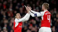 Pemain Arsenal, Alexis Sanchez, merayakan golnya bersama Per Mertesacker dalam laga Grup F Liga Champions di Stadion Emirates, London, Rabu (25/11/2015) dini hari WIB. (AFP Photo/Adrian Dennis)