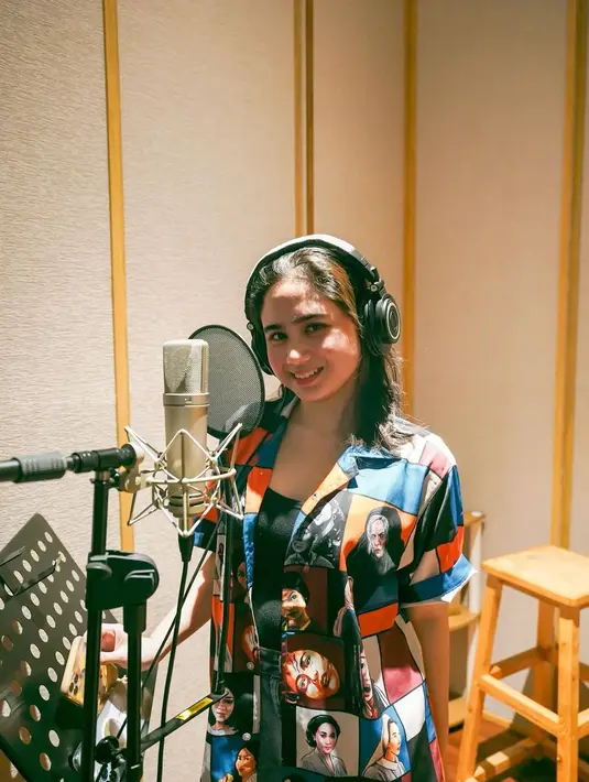 Dalam  foto tersebut, tampak Tissa masih terlihat anak-anak. Tissa dan Nana sama-sama tersenyum manis ke arah kamera. [Instagram/tissabiani]