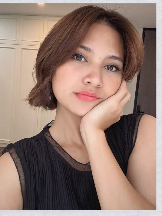 Tidak ketinggalan, Arie Kriting pun turut mengunggah potret terbaru sang istri dalam media sosial Instagramnya. Dalam unggahannya, Arie menyebut sosok belahan jiwanya ini tampil semakin cantik dengan rambut bondol berwarna coklat. Kesan warna coklat ini membuat wajahnya terlihat semakin bersinar. (Liptuan6.com/IG/@indahpermatas)