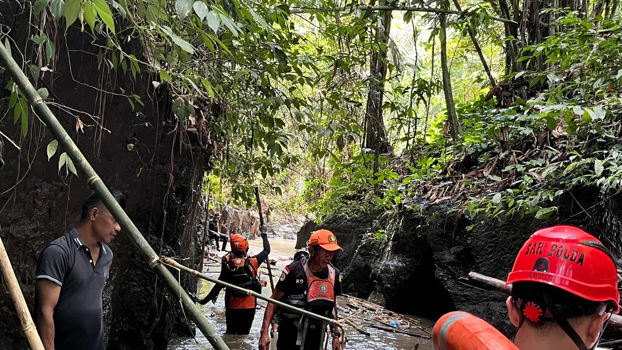 Pencarian ibu dan anak yang hilang terseret arus di Bali