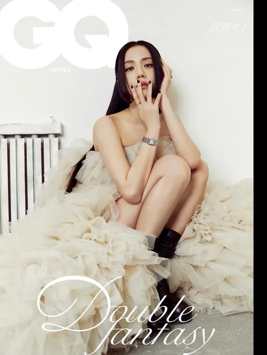 Dengan gaun ruffle berwarna nude, Jisoo BLACKPINK memamerkan koleksi jam tangan Tank Francaise Watch [instagram/sooyaaa__]