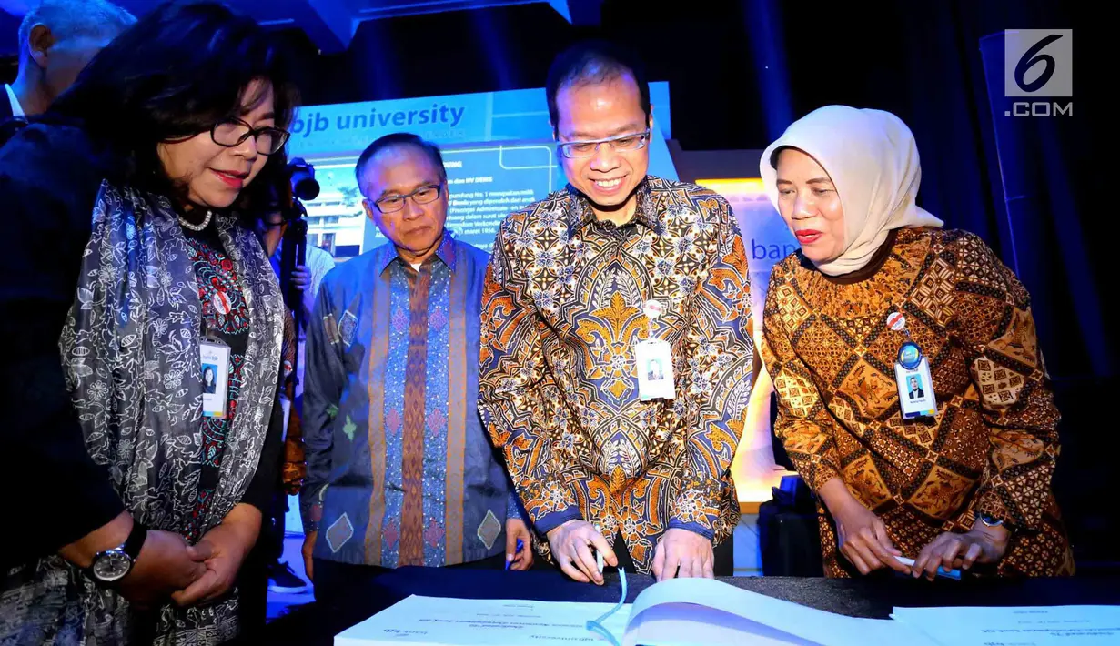 Dirut Bank bjb Ahmad Irfan (kedua kanan) bersama jajaran direksi bjb pada peresmian bjb University di Bandung, Rabu (18/7). bjb University memiliki 6 program pendidikan yang fokus pada pengembangan perseroan. (Liputan6.com/Pool/Toga)