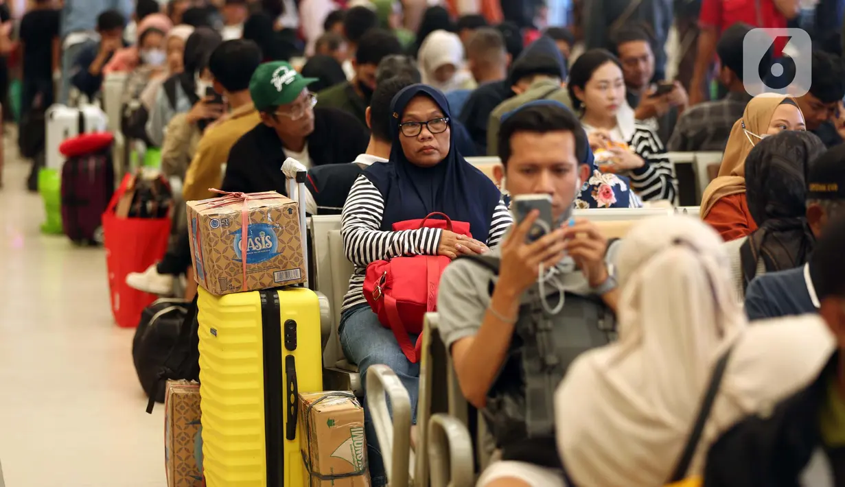 Mereka adalah calon penumpang KA Jarak Jauh yang memiliki jadwal keberangkatan pada Minggu (7/4/2024). (Liputan6.com/Helmi Fithriansyah)