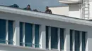 Dua tentara berjaga di atap Kasino Bellevue di Biarritz, Prancis barat daya 21/8/2019). KTT tahunan negara-negara Kelompok Tujuh (G7) ke-45 akan berlangsung 24 hingga 26 Agustus di resor tepi laut Biarritz, Prancis. (AFP Photo/Iroz Gaizka)