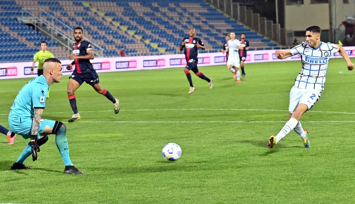 Pada injury time tepatnya menit ke-90+2, Inter Milan mampu menggandakan keunggulan lewat aksi Achraf Hakimi (kanan). Umpan dari Nicolo Barella berhasil dituntaskan Hakimi menjadi gol dengan sepakan kaki kiri. (Foto: AFP/Giovanni Isolino)