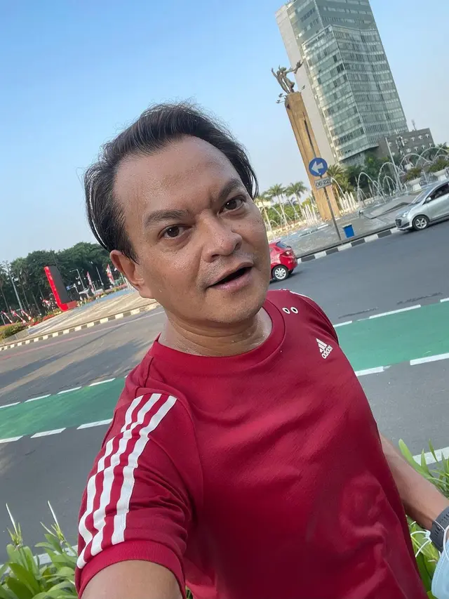6 Potret Bugar Hedi Yunus di Usia 53 Tahun, Rutin Olahraga