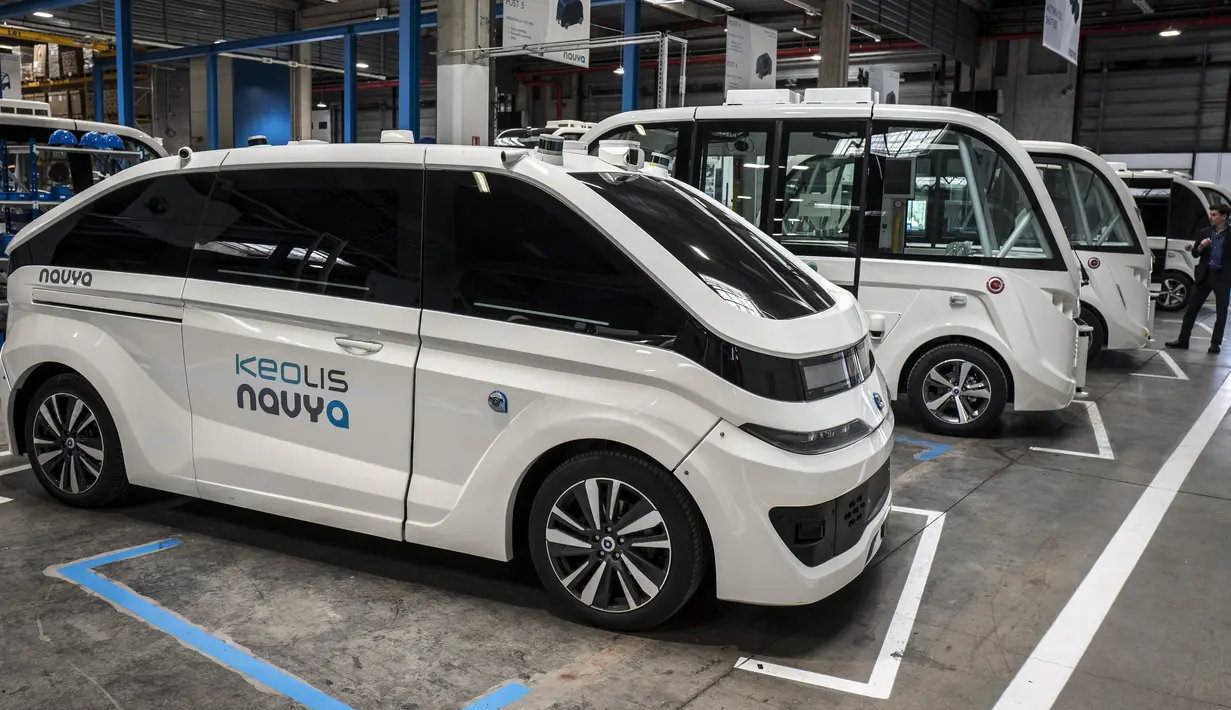 Sejumlah taksi dan bus tanpa pengemudi telah selesai dirakit di pabrik NAVYA di Bron dekat Lyon, Prancis (23/4). Kendaran untuk umum buatan NAVYA ini adalah bus tanpa pengemudi yang menggunakan tenaga listrik. (AFP/Jean-Phoilippe Ksiazek)