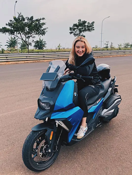 Selain Natasha Ryder, ada pula Wika Salim seorang penyanyi dangdut yang kerap bagikan aktivitasnya mengendarai motor gede. Hobi berkendara seperti ini sudah banyak diminati para wanita yang makin populer. (Liputan6.com/IG/@natasharyder)